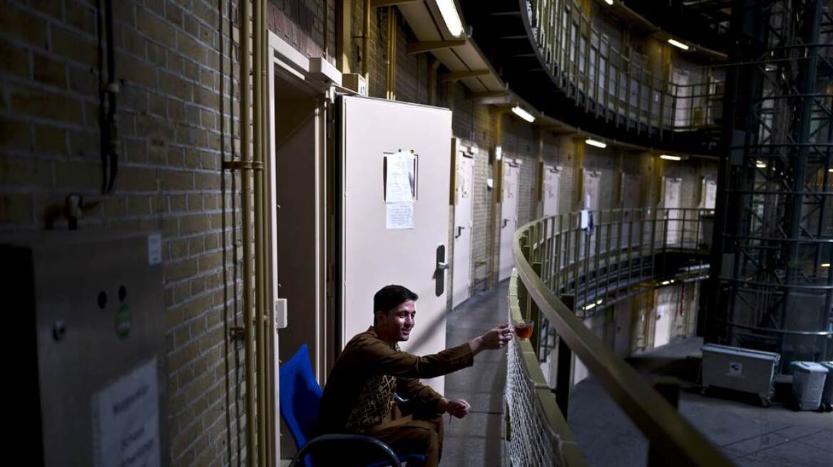 Φωτογραφίες: Οι Ολλανδοί στέλνουν τους πρόσφυγες στις... φυλακές